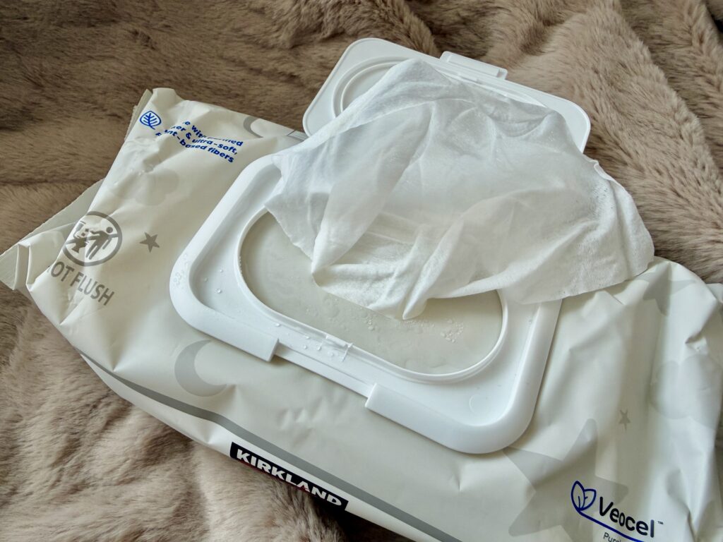 厚手のおしりふきシートを取り出した状態の写真（使用感イメージ）