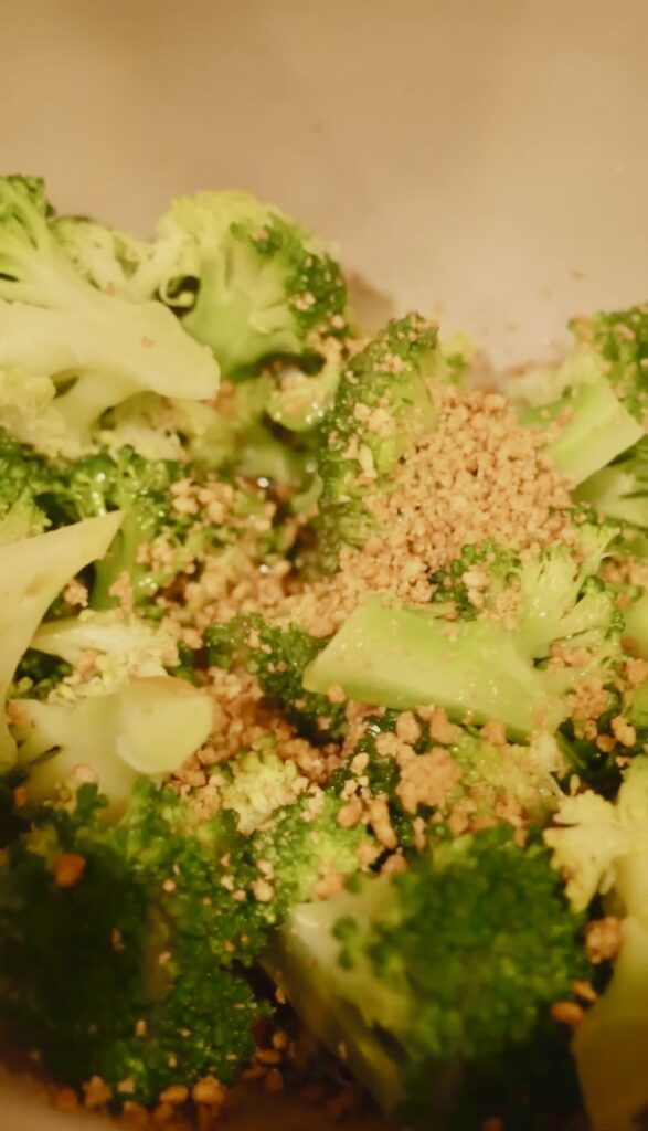 Sesame broccoli with mentsuyu, sesame oil and ground sesame being mixed