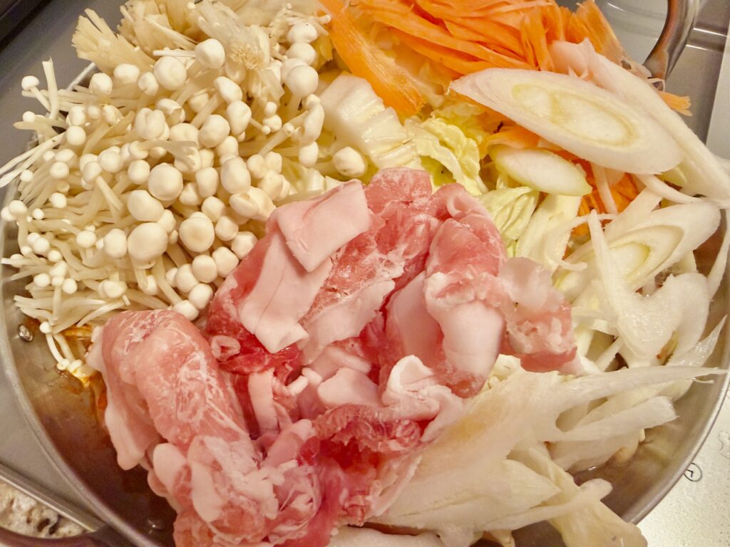 ユッケジャン鍋に具材を加えた調理前の様子