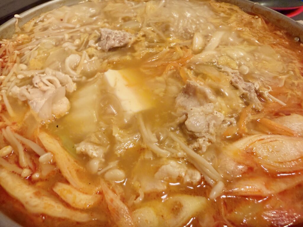 ユッケジャン鍋を煮込んでいる途中写真