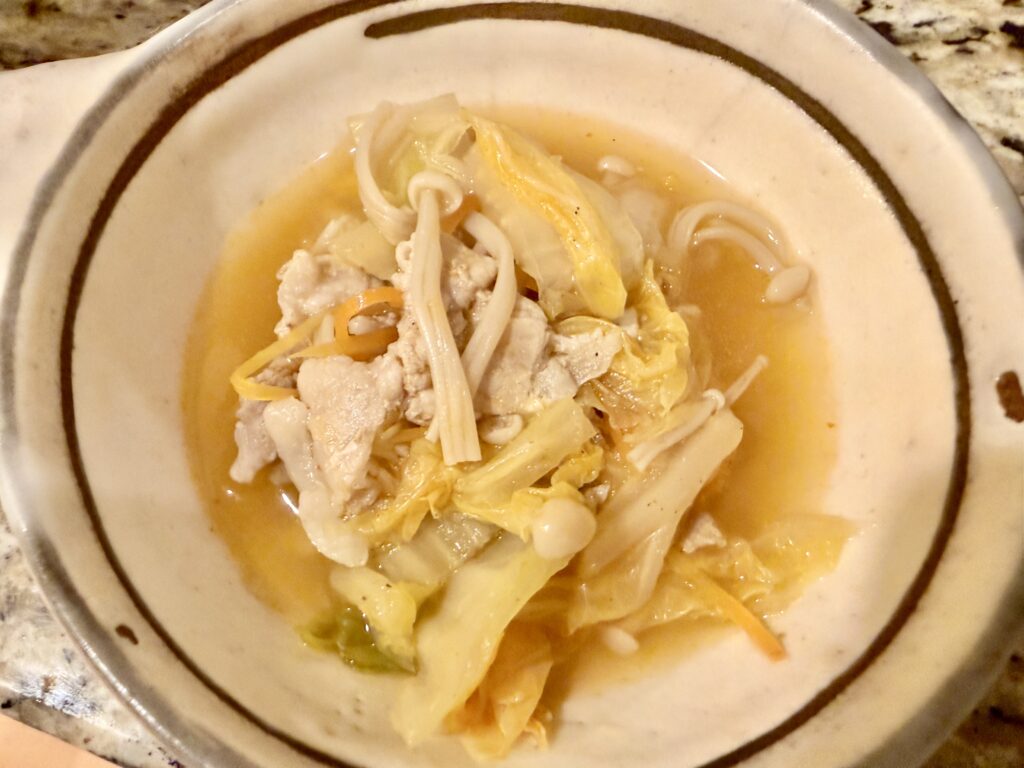 鍋THE WORLD ユッケジャン鍋をよそった一杯