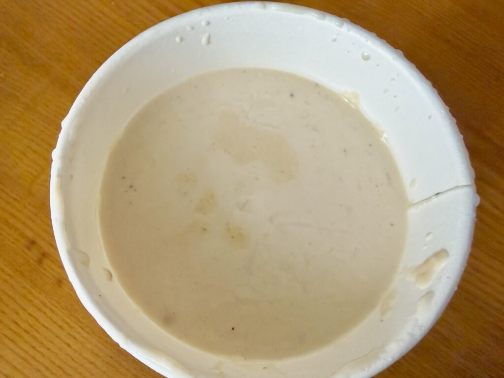 容器に入ったチキンマッシュルームスープの全体