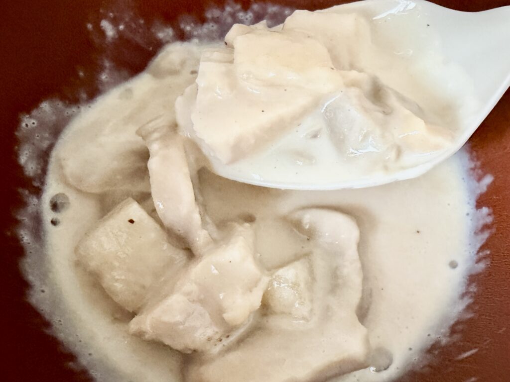 チキンマッシュルームスープの具材を近距離で撮影