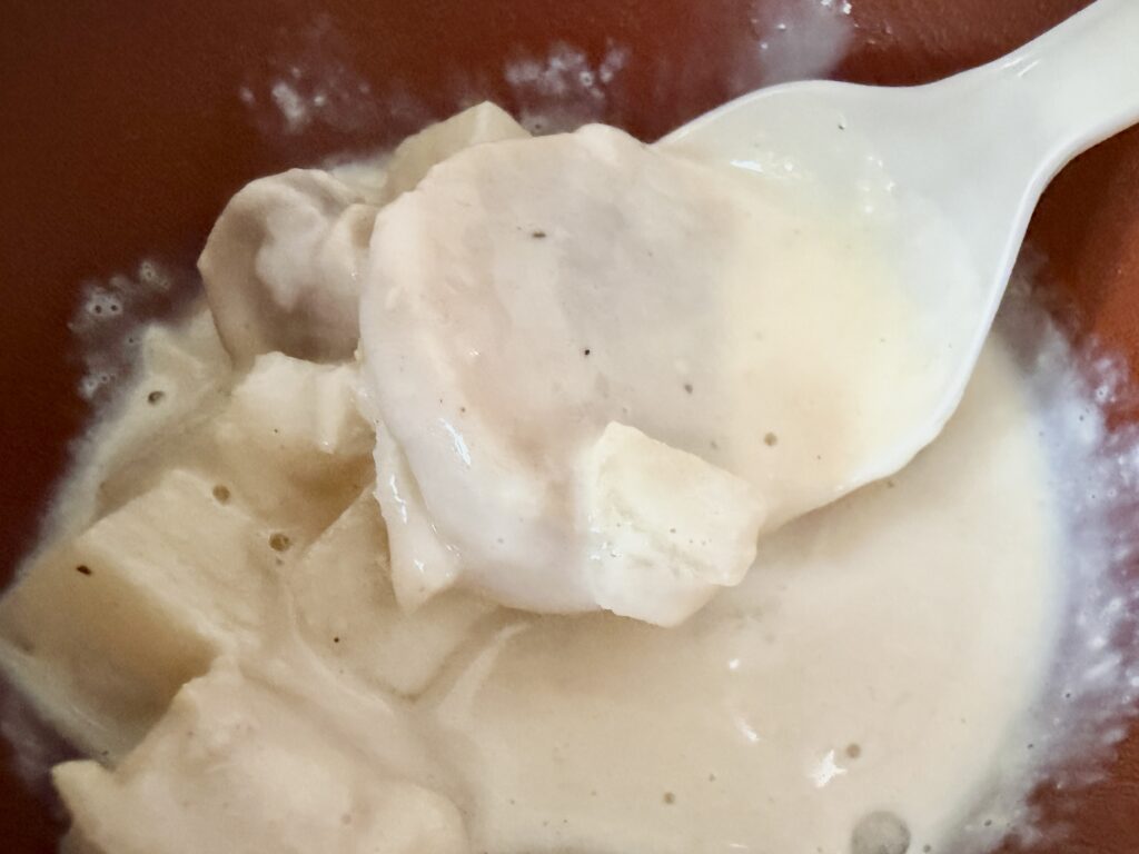 チキンマッシュルームスープの大きな具材が見えるアップ写真