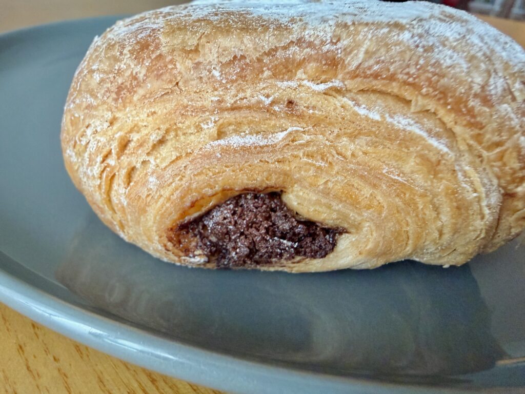 コストコ デニッシュチョココルネの焼きチョコ部分アップ