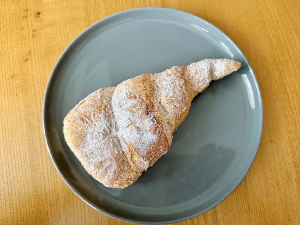 お皿にのせたコストコのデニッシュチョココルネ1本