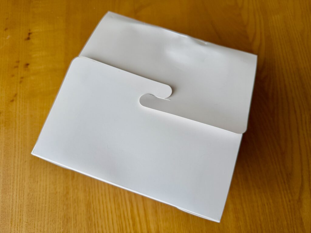 コストコ フードコート チキンスティックのテイクアウト用パッケージ