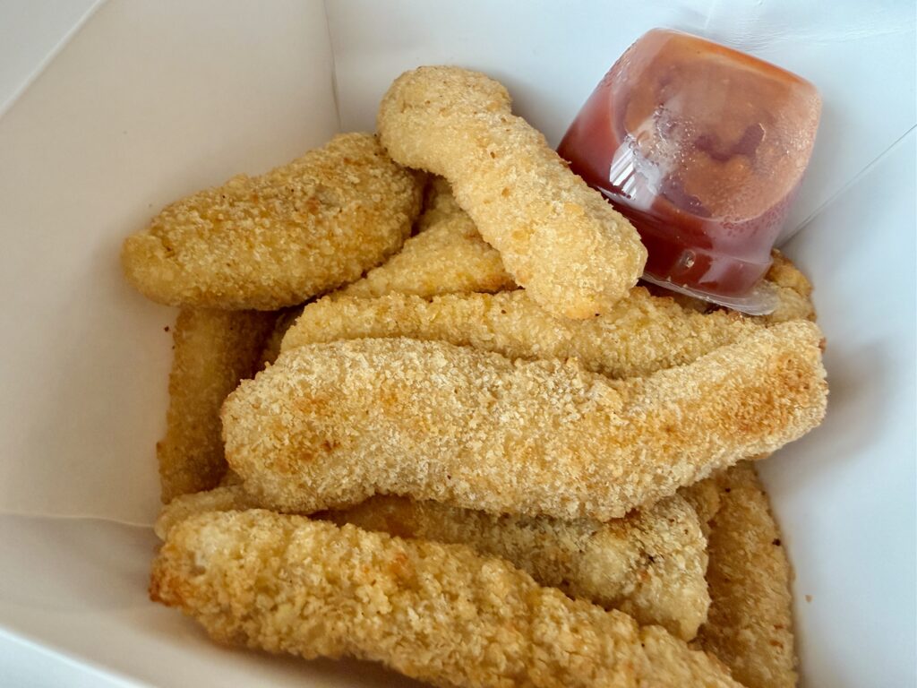 コストコ フードコートのチキンスティック18本入りと付属のスパイシーソース