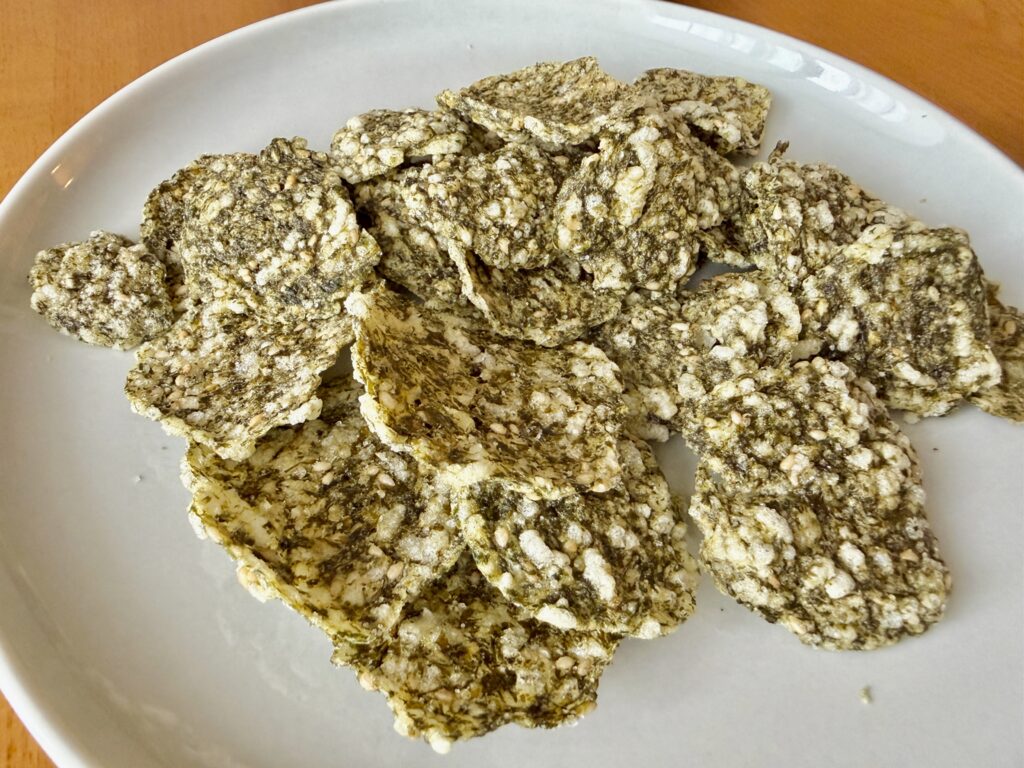 白いお皿に盛り付けたDashima Bugak Chips。食べる量の目安が分かる写真