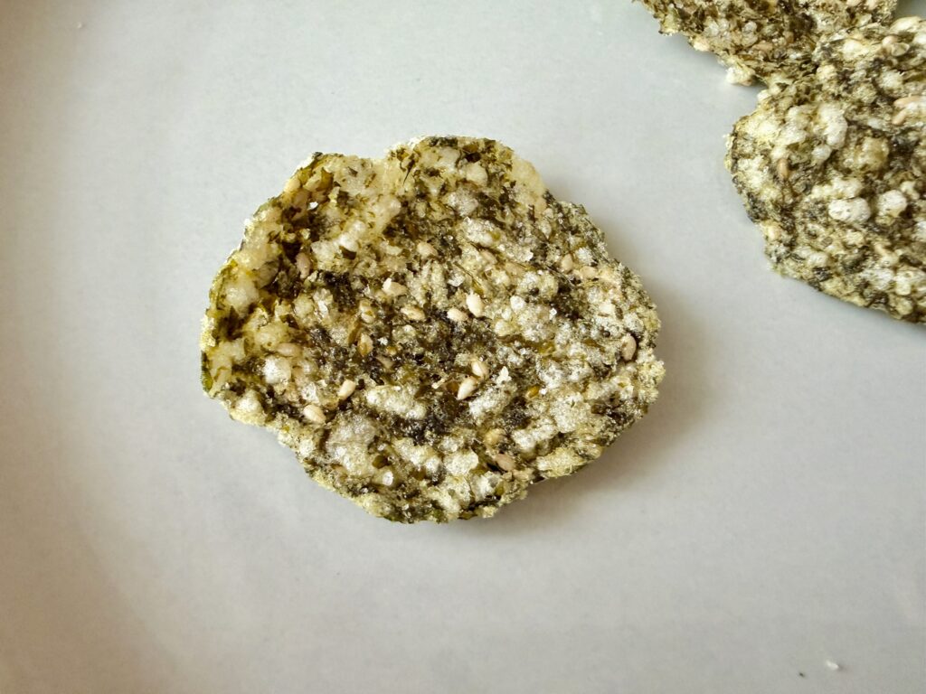 Dashima Bugak Chipsを1枚アップで撮影した写真。昆布ともち米の粒感が分かる