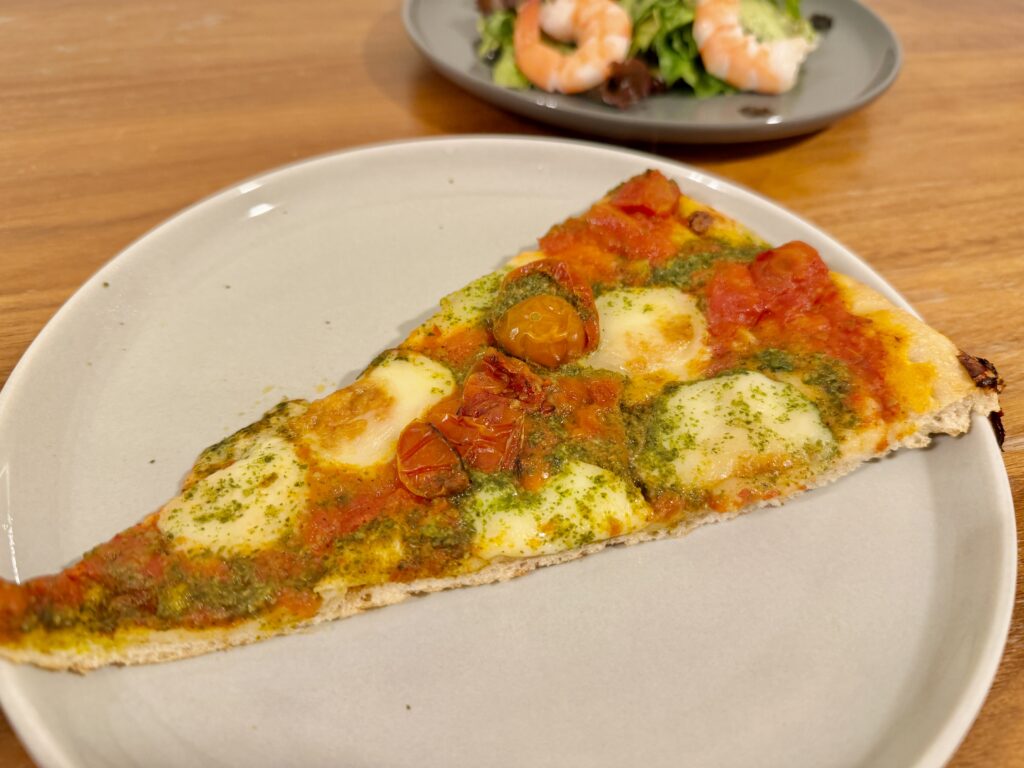 お皿にのせたコストコ フードコートのマルゲリータピザのスライス