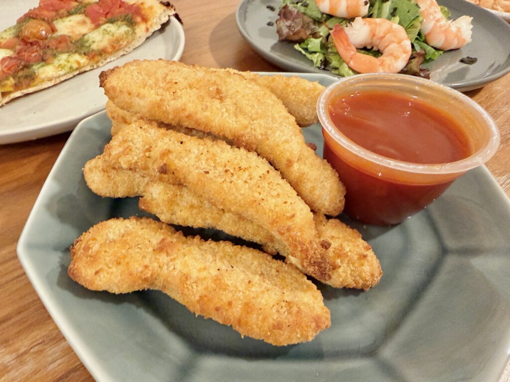 コストコ フードコートのチキンスティックをお皿に盛り付けた様子