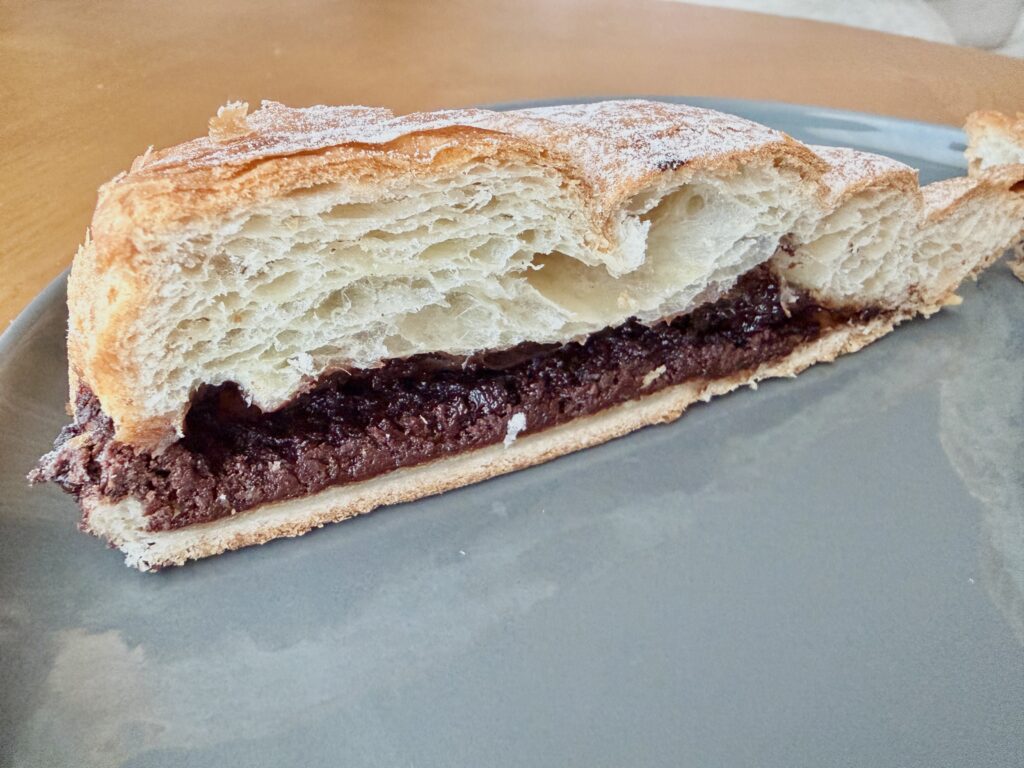 チョコがたっぷり入ったコストコのデニッシュチョココルネ断面