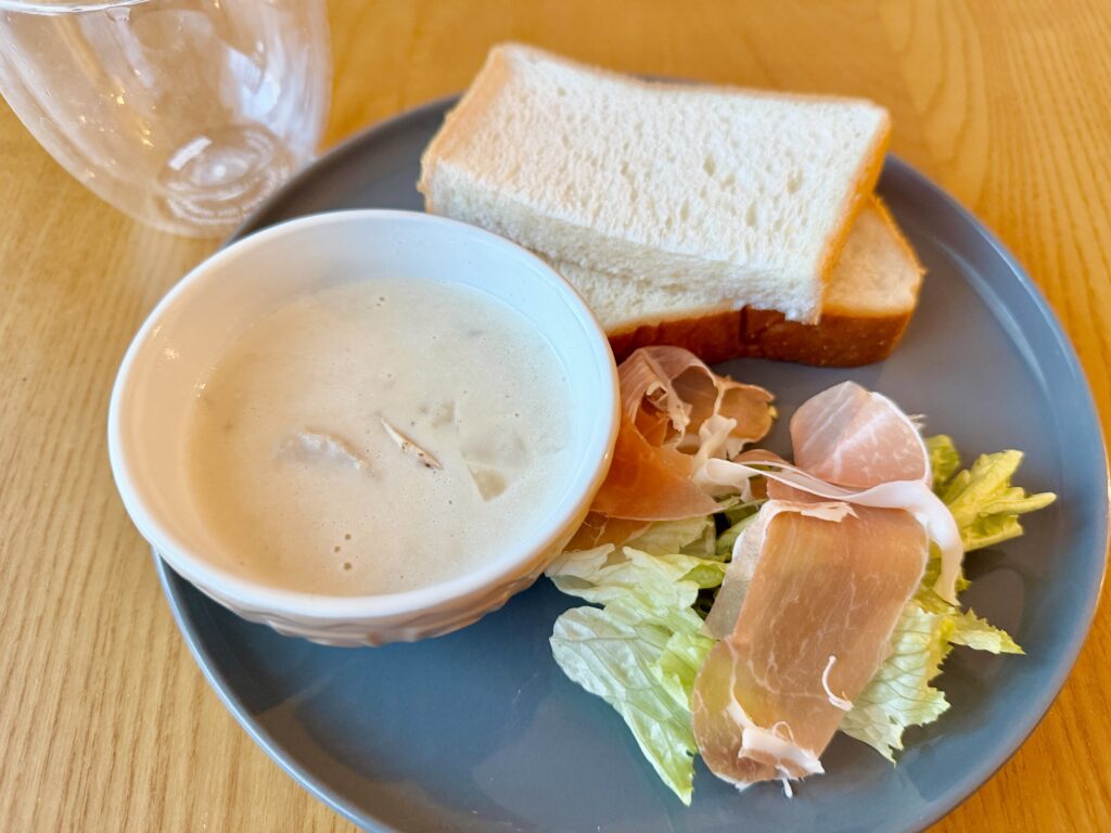 コストコのマッシュルームチキンスープとパン、生ハムサラダのセット