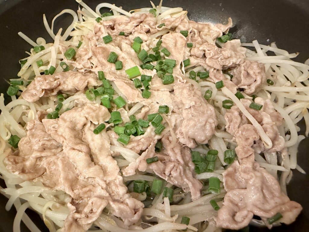 蒸し上がったもやしと豚肉に青ネギを散らした完成写真