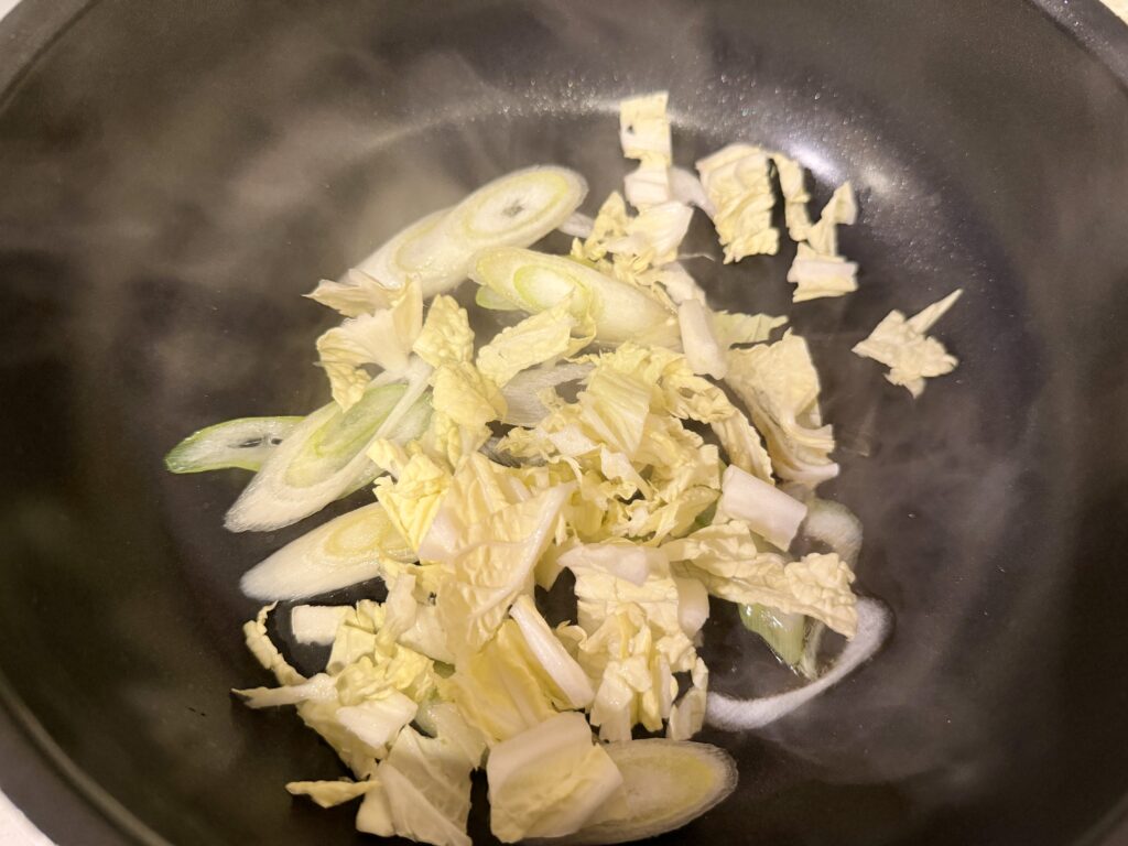 長ネギと一緒に白菜を炒めているフライパンの様子