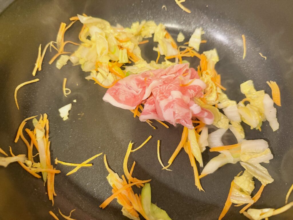 野菜と一緒に豚肉を炒めている途中の様子