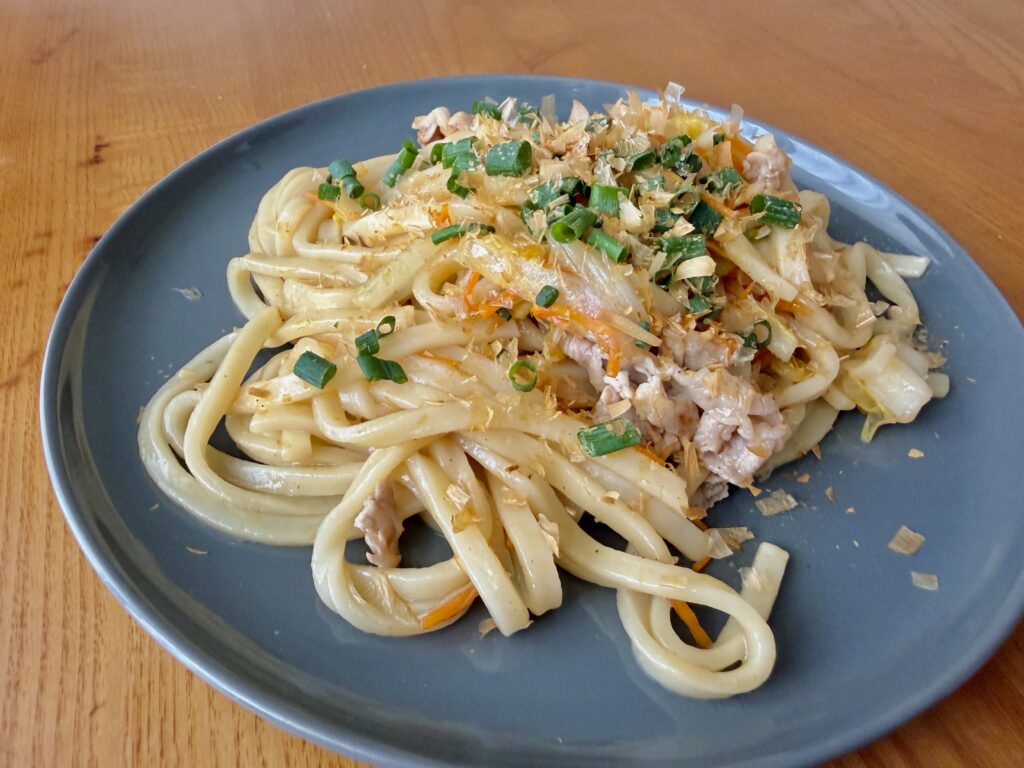 蒸し上がったもやしと豚肉に青ネギを散らした完成写真