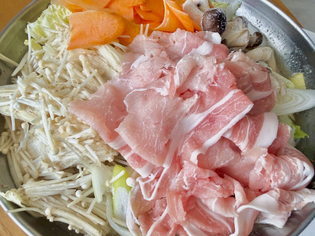 クバラ あご出汁ごま鍋に入れる豚肉と野菜の具材