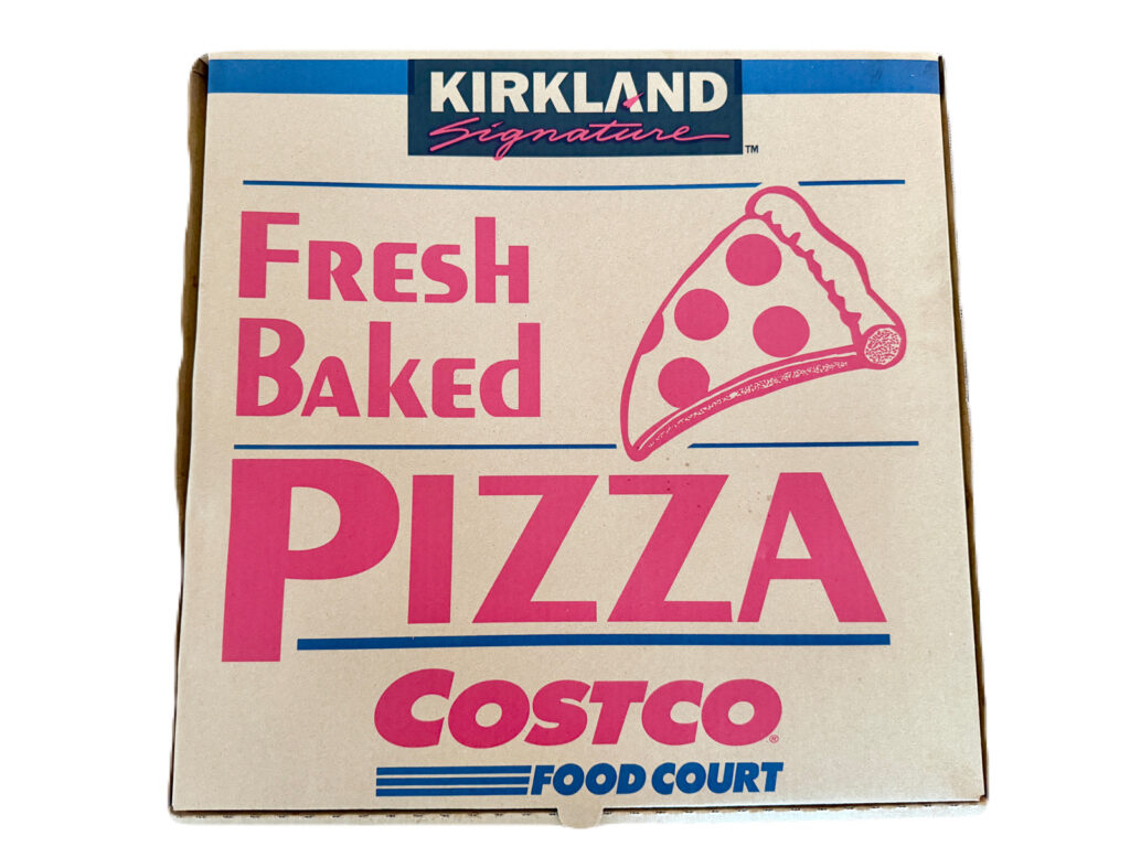 コストコ フードコートのピザ箱。KIRKLAND Signatureのロゴ入り