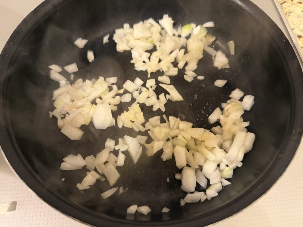 ミートソース作りで玉ねぎをみじん切りにして炒めている工程