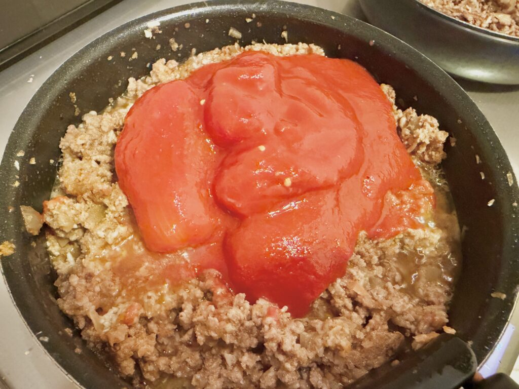 ミートソースにトマトホール缶を加えた状態