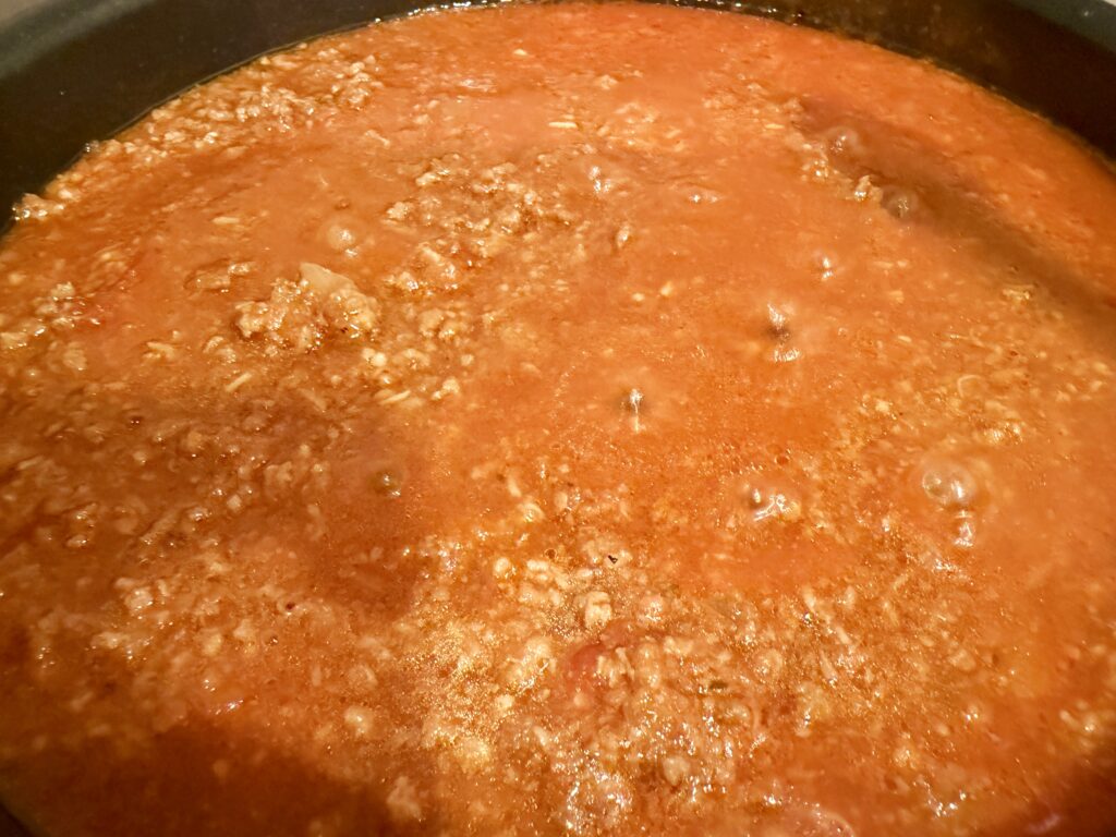 煮込んでいく工程のミートソース