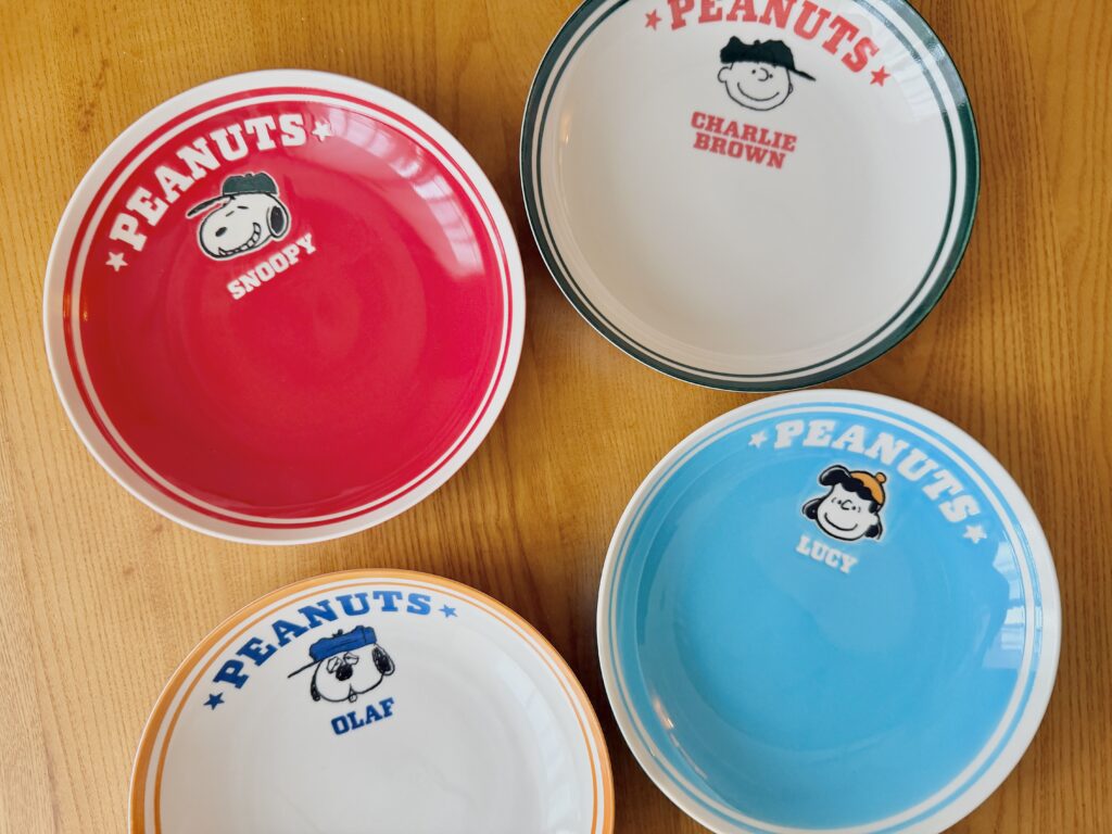 コストコのスヌーピーパスタプレート4枚を並べた様子