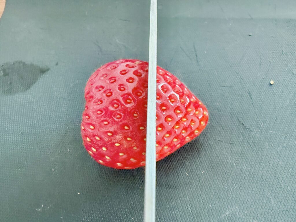 サンタさんいちご用に上から3分の1でカットしたいちご