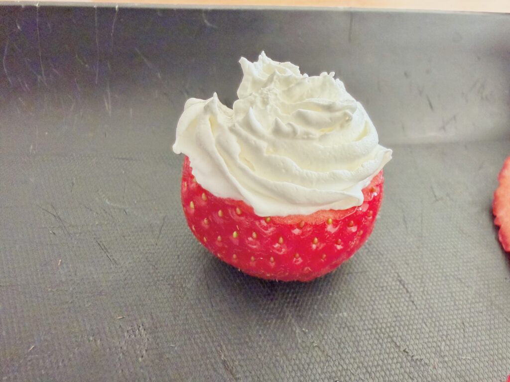 いちごに生クリームをのせている工程