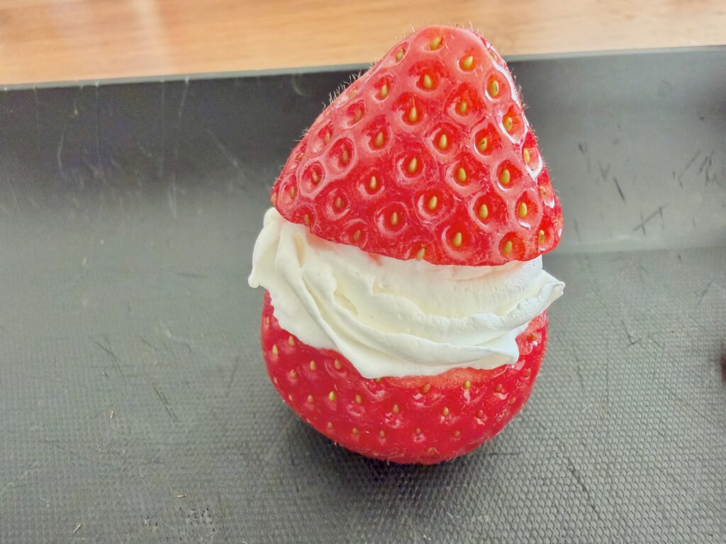 生クリームの上にいちごをのせたサンタさんいちご