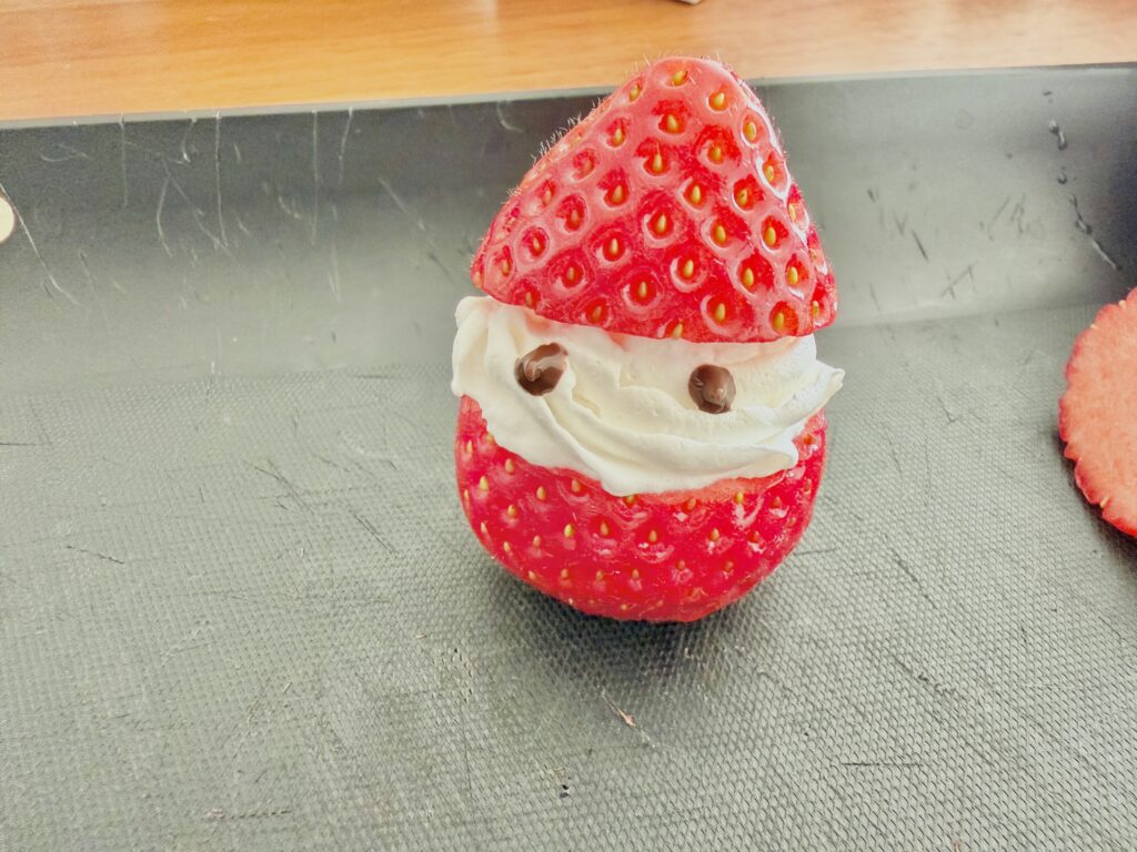 チョコペンで目を描いたサンタさんいちご