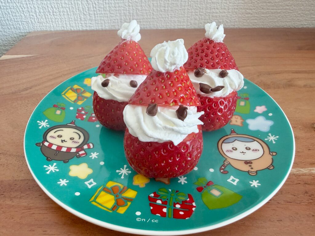 お皿に盛り付けたサンタさんいちご