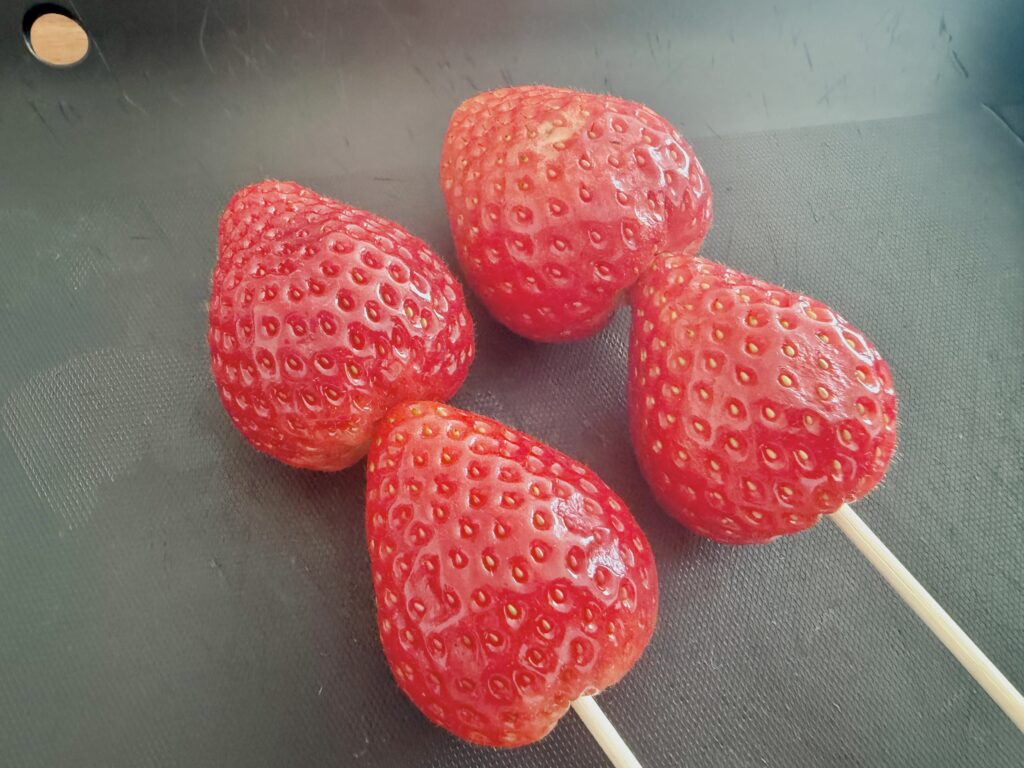 いちご飴用に竹串に刺したいちご
