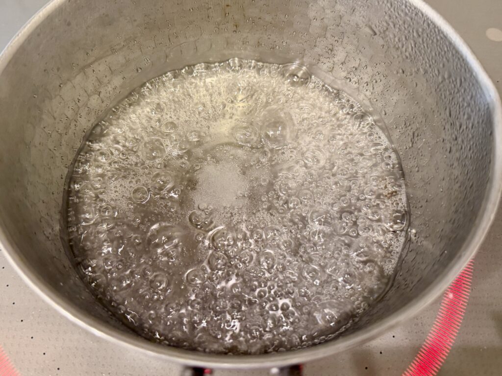 砂糖と水を2対1で煮詰めたいちご飴の飴作り工程