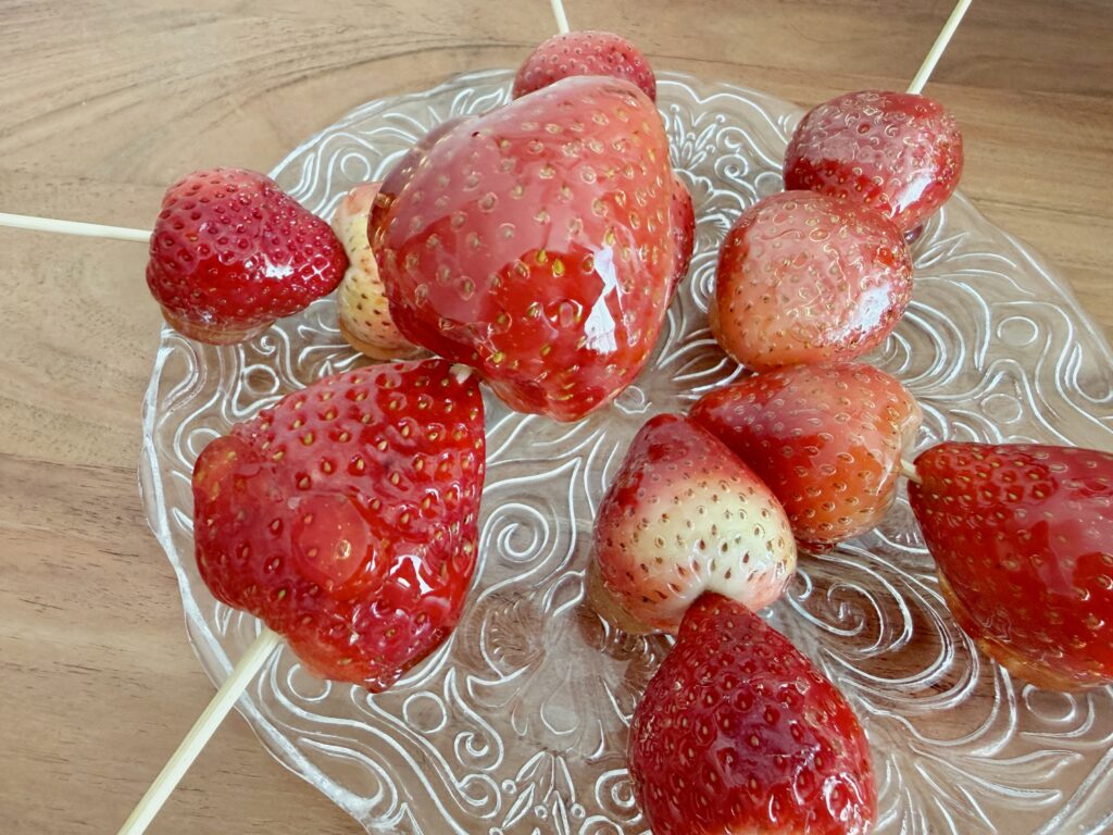 パリッと仕上がった手作りいちご飴