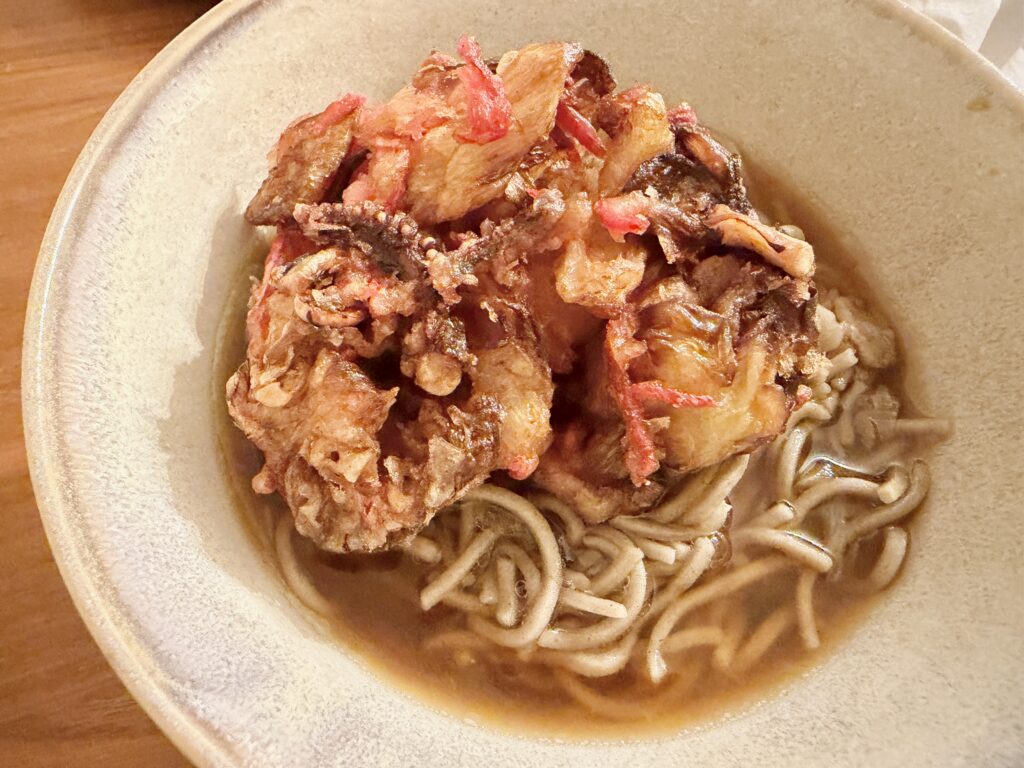 テレビ番組コラボおせちに付属する年越しそばとかき揚げの盛り付け例