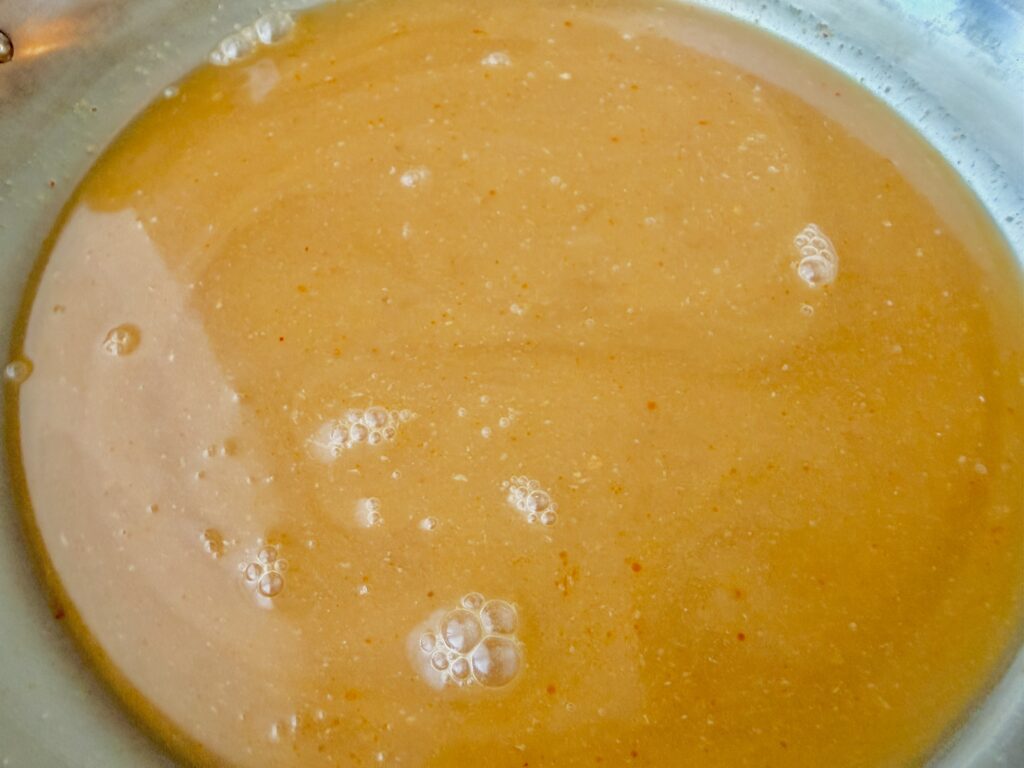 けやき鍋つゆを鍋に入れた直後の味噌スープ