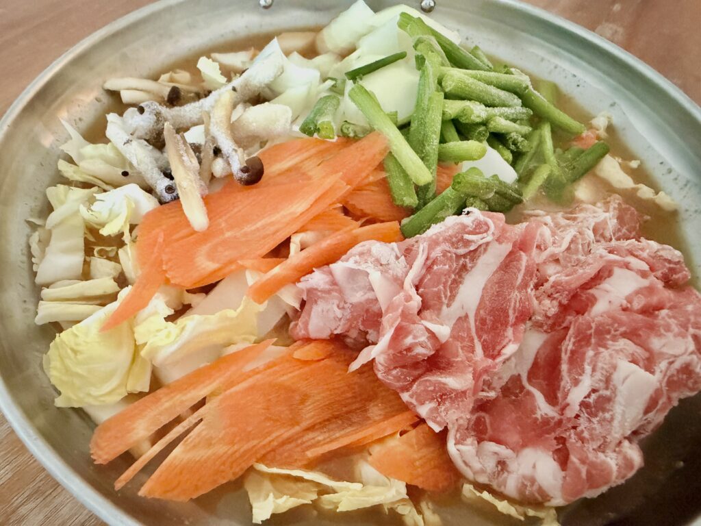 野菜と豚肉をたっぷり入れたけやき味噌鍋