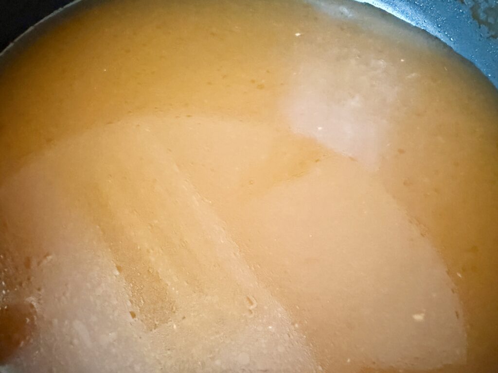 鍋WORLD ブイヤベース鍋つゆを入れた直後のスープの色