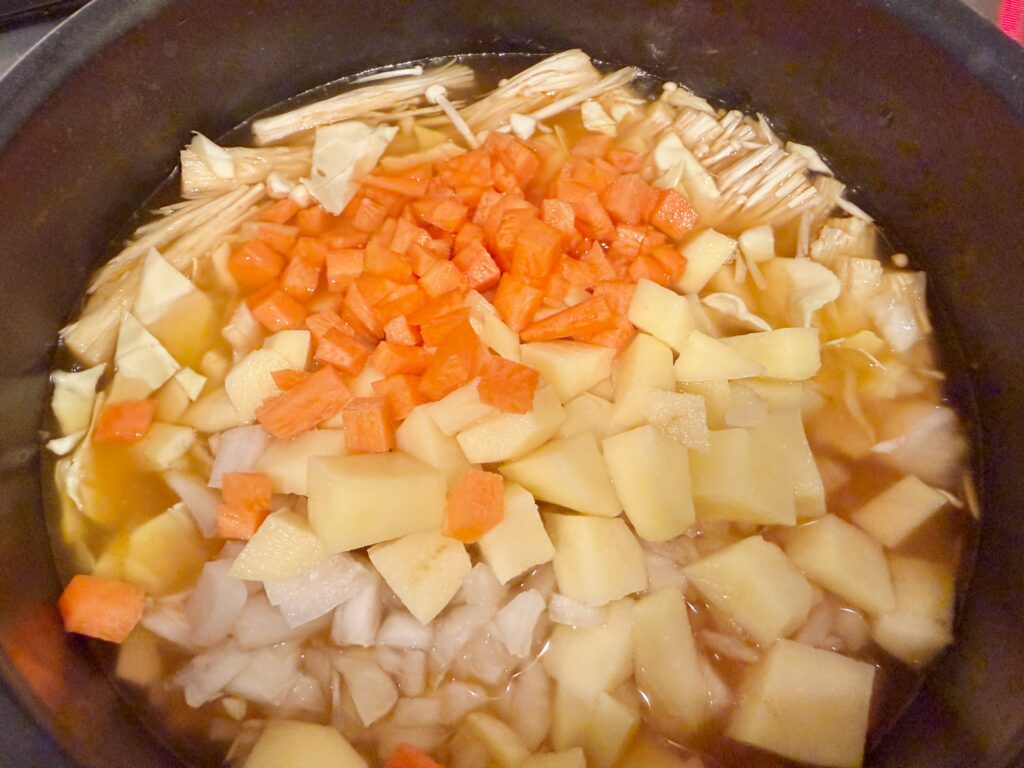 ブイヤベース鍋に野菜を入れた調理途中の様子