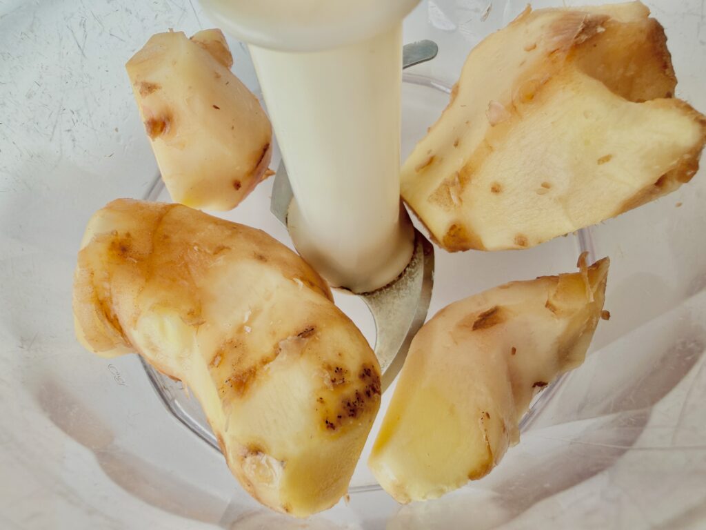 生姜を皮ごとカットしてブレンダーに入れる下準備