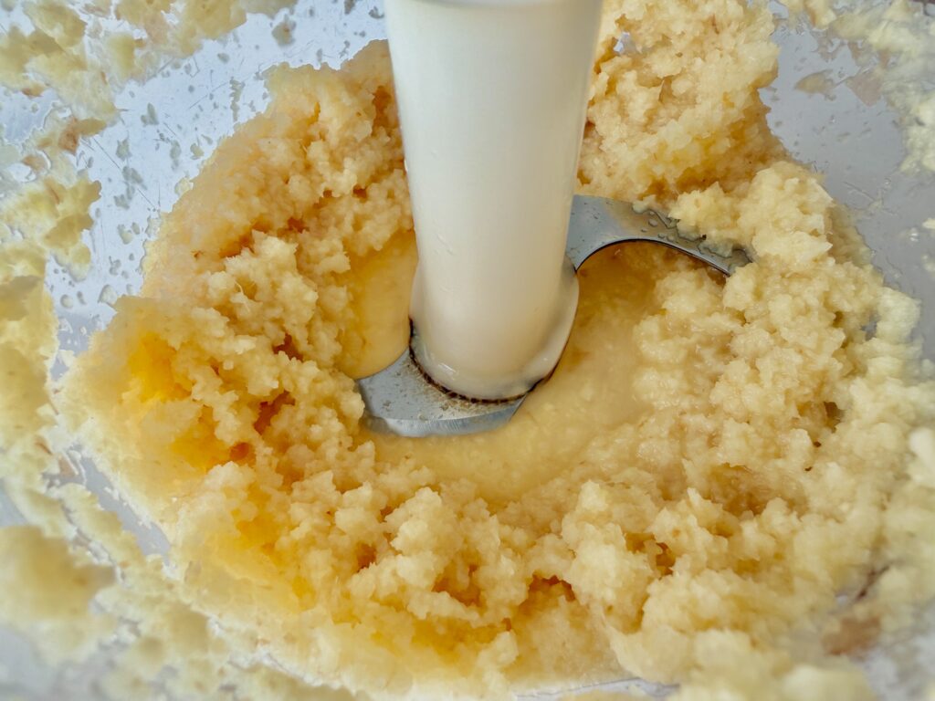 生姜を酒と一緒にブレンダーで攪拌している様子