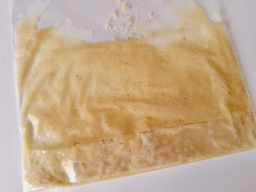 薄く伸ばして冷凍保存した生姜ペースト