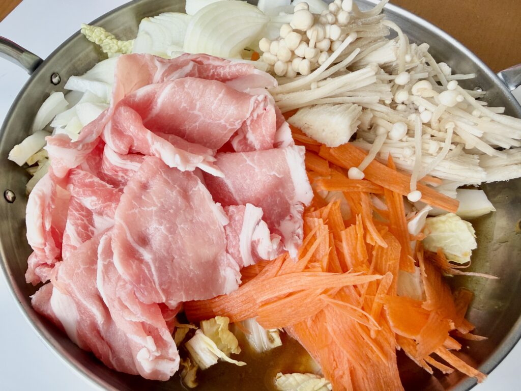 カレー鍋の具材（豚肉・キャベツ・野菜）