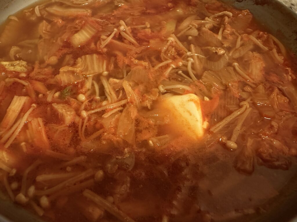 久原 あごだし旨辛鍋 完成後の鍋