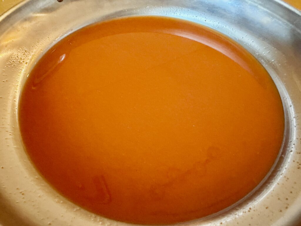 博多華味鳥 キムチ鍋スープ 調理前｜赤みのあるスープの色味