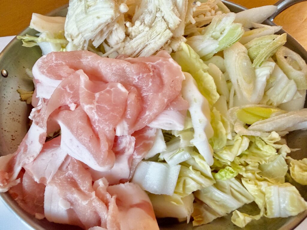 博多華味鳥 キムチ鍋 具材｜豚肉・白菜・きのこを準備