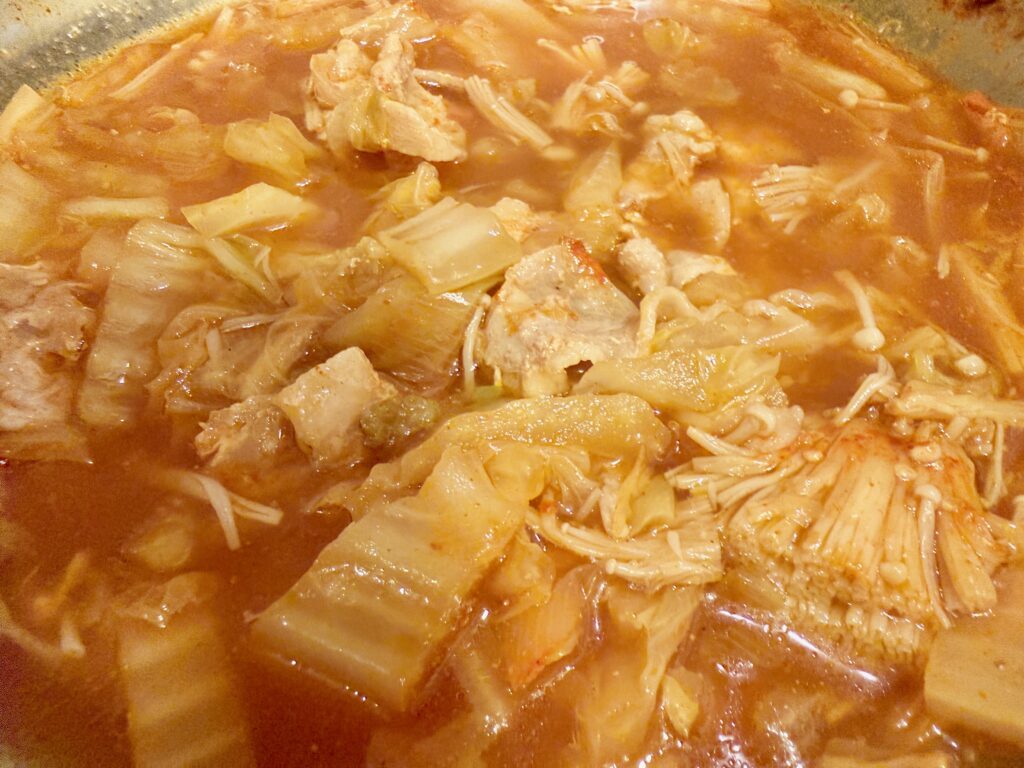 博多華味鳥 キムチ鍋 完成｜辛さ控えめで旨みのある鍋