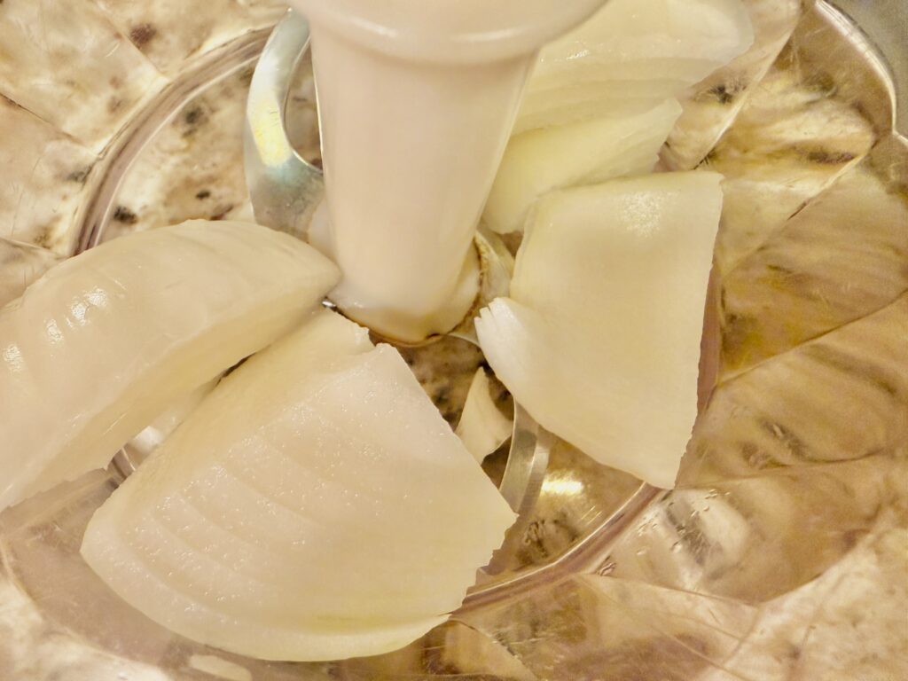 玉ねぎをブレンダーでなめらかにする下準備の様子